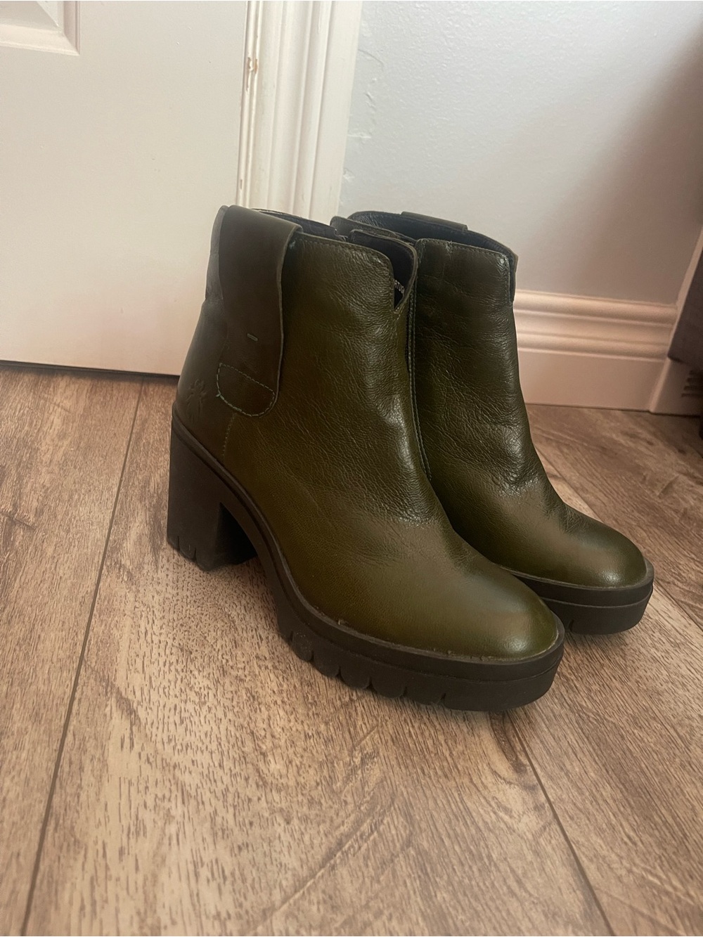 FLY LONDON Women's Olive Green Leather Platform Boots